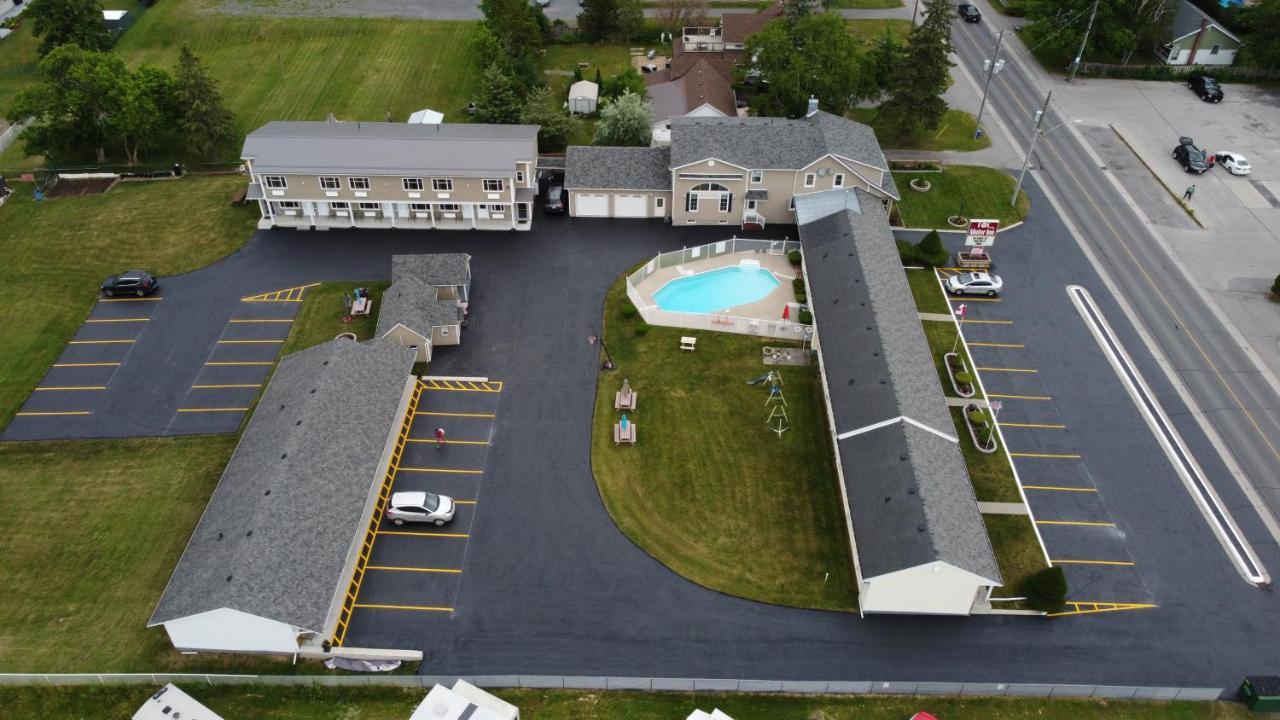 Fox Motor Inn Greater Napanee Eksteriør billede