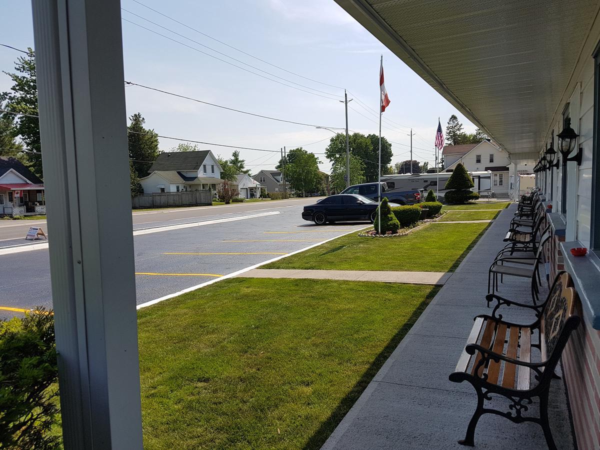 Fox Motor Inn Greater Napanee Eksteriør billede