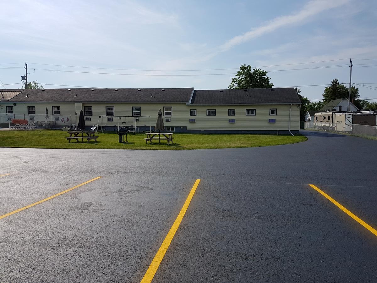 Fox Motor Inn Greater Napanee Eksteriør billede