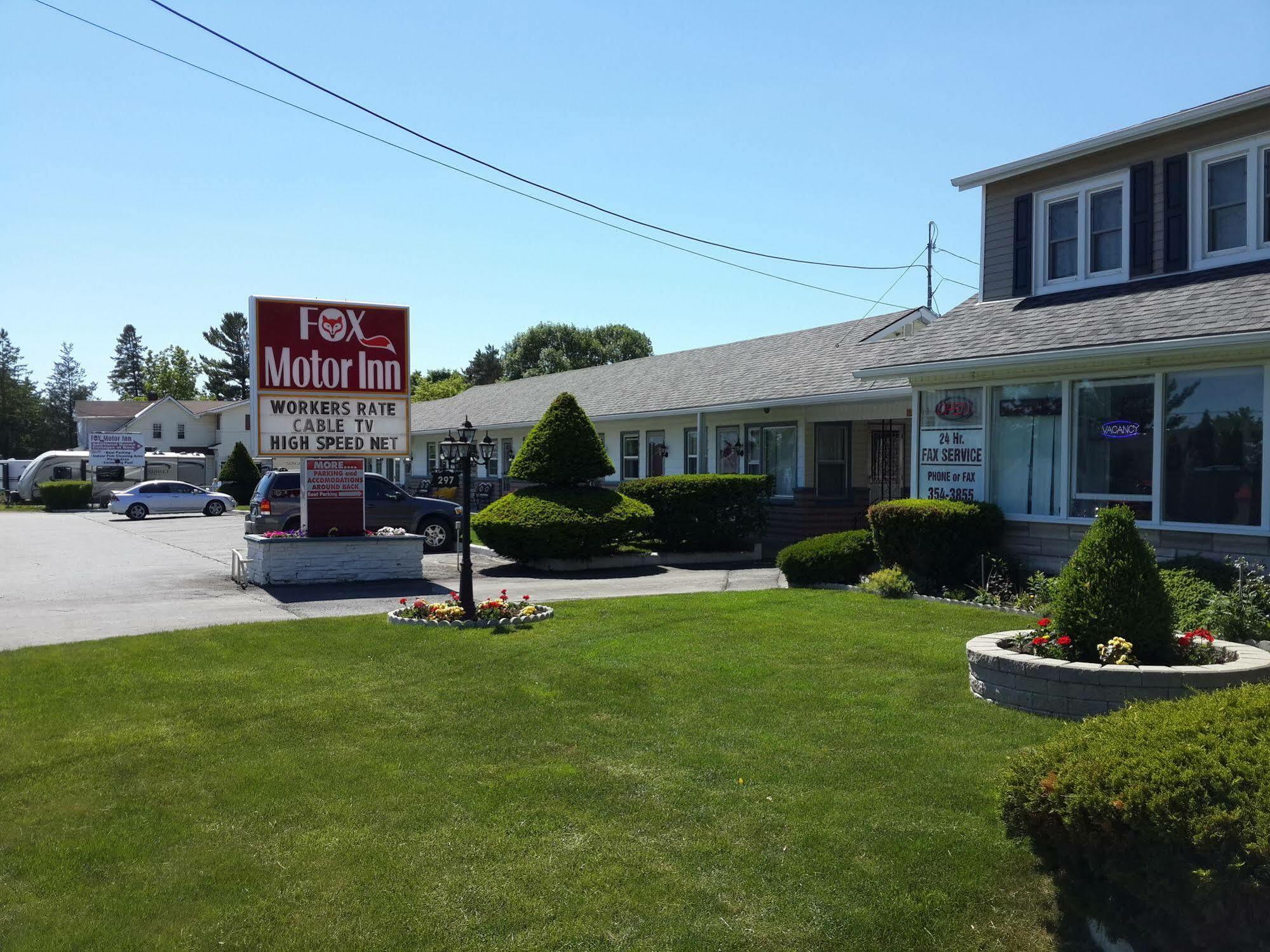 Fox Motor Inn Greater Napanee Eksteriør billede